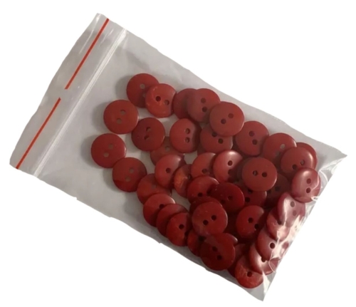 Guzik plastikowy 13 mm

Dwie dziurki

Opakowanie zawiera 50 sztuk

Kolor bordowy.