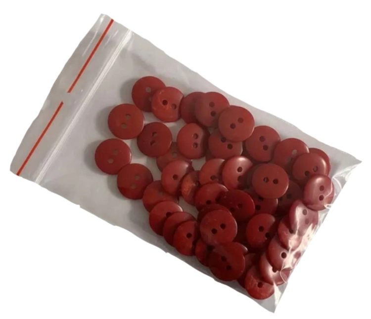 Guzik plastikowy 13 mm

Dwie dziurki

Opakowanie zawiera 50 sztuk

Kolor bordowy.