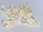 Różyczki na wstążce R-06 Ecru ( 10 szt )