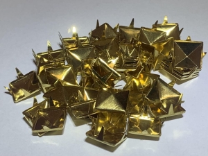 Ćwieki  metalowe piramidki Z119 złote 15x15 (50szt)