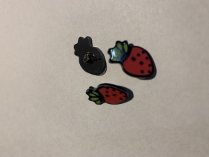 Guziki dla dzieci 2szt. truskawka 17x12mm.