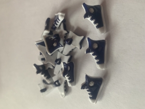 Guzik 3D plastikowy dziecięcy trampek 20 x 13 mm (2szt)  