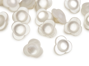 Plastikowe guziki nawlekane kształt kwiaty fi 14 mm kremowe 20 szt.