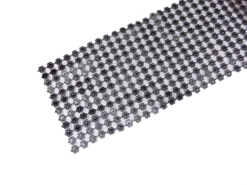 Ekskluzywna taśma o szerokości 12 cm

Taśmę można bez problemu ciąć w każdą stronę.

Taśma plastikowa srebrna.

Wielkość kwiatka około 8 mm

Cena dotyczy 1 mb 

