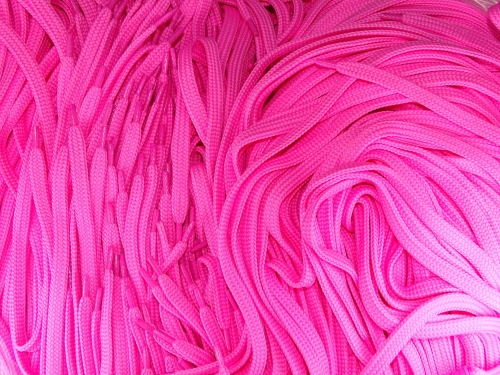 sznurówki i sznurowadła w modnych młodzieżowych kolorach dostępne w Hurtowni Pasmanterii i dodatków krawieckich na Ulicy Włościańskiej w Firmie Kufer www.kufer-pasmanteria.pl