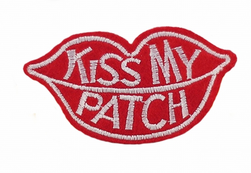 łatka na klej kiss my patch w sprzedaży w hurtownii pasmanteria i dodatków krawieckich w Szczecinie na ulicy Włościańskiej. lub na www.kufer-monia.com.pl